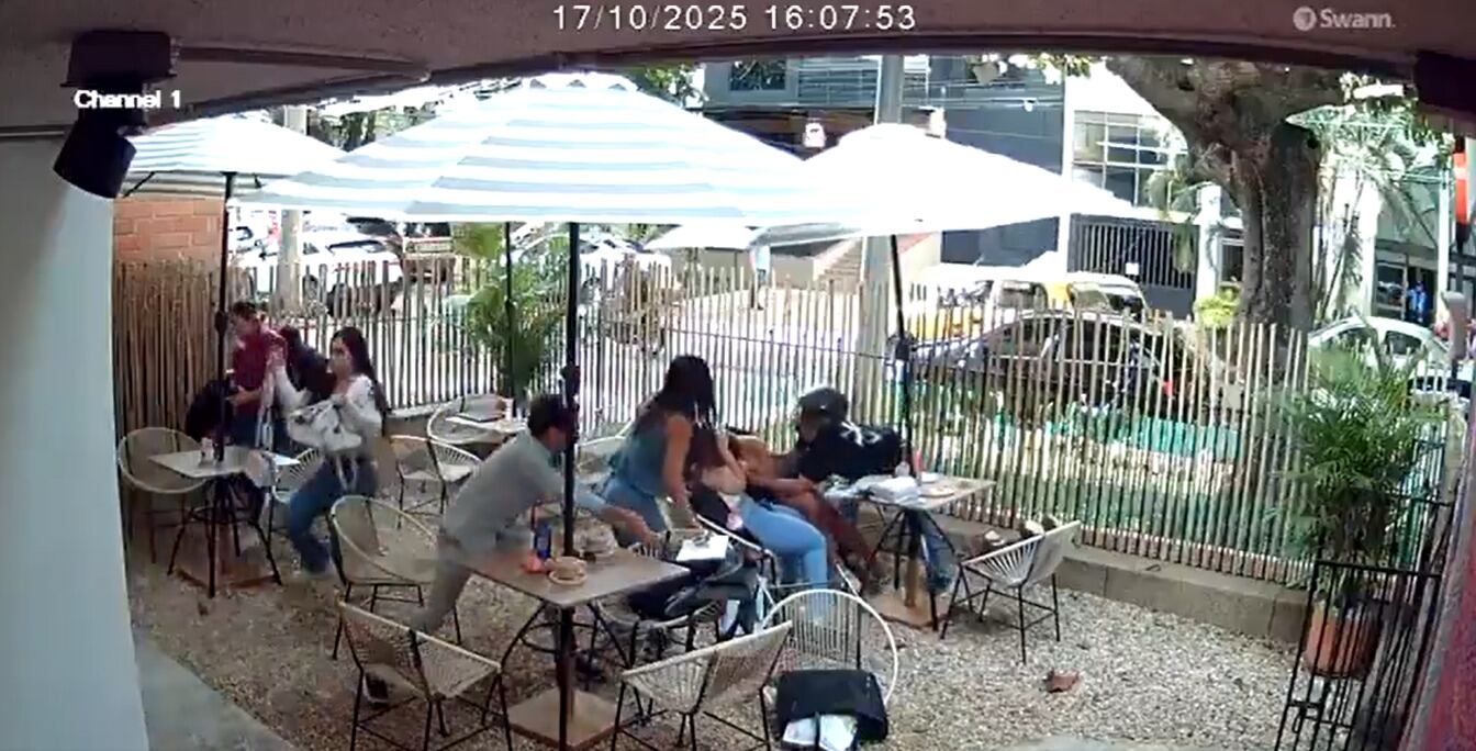 Hurto a mano arma en café de Cabecera: Elementos superan los $12 millones. Foto: Tomada de la cámara de seguridad. 