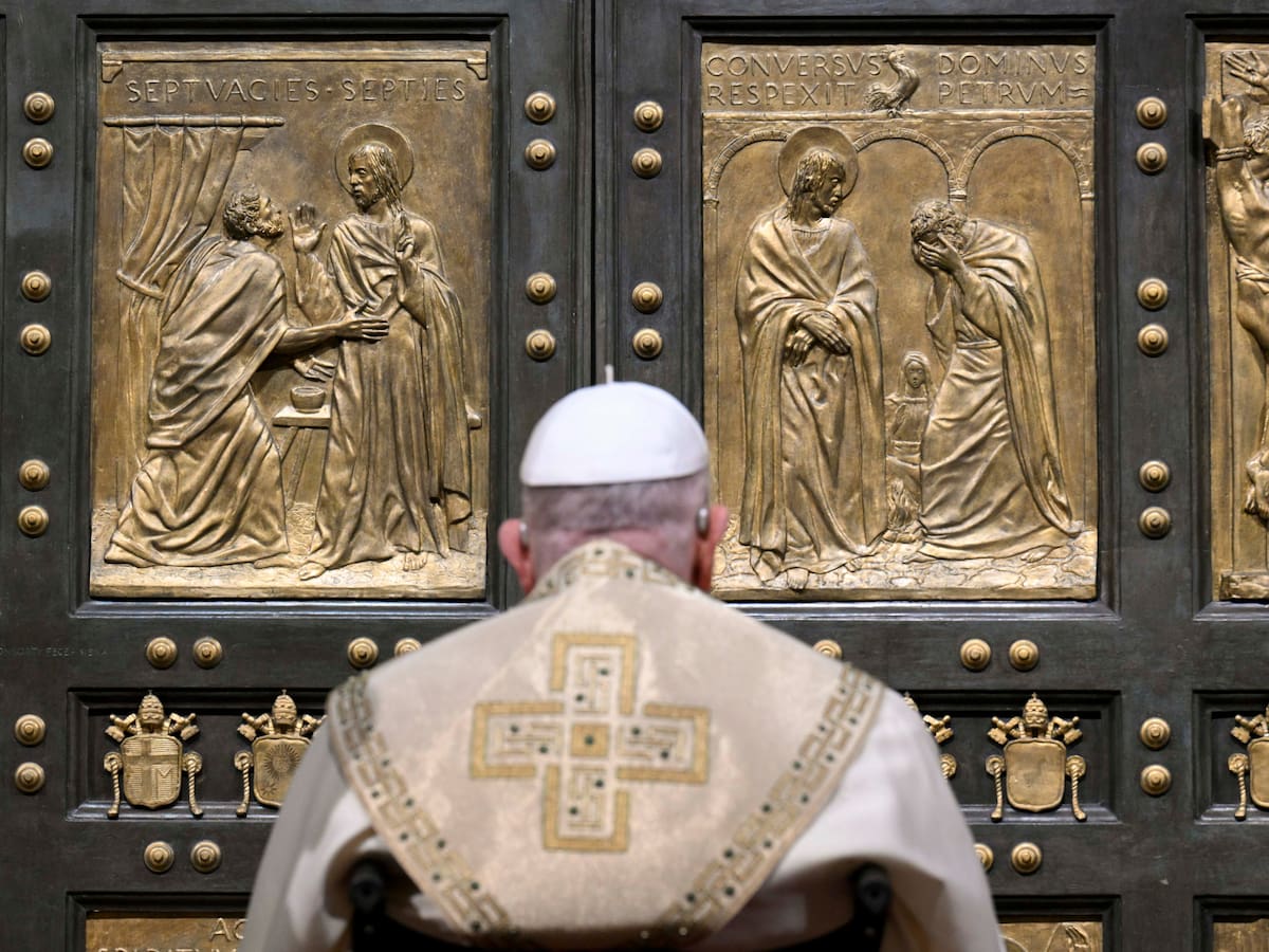 Papa Francisco pide acabar con la deuda externa y dejar de colonizar pueblos con armas