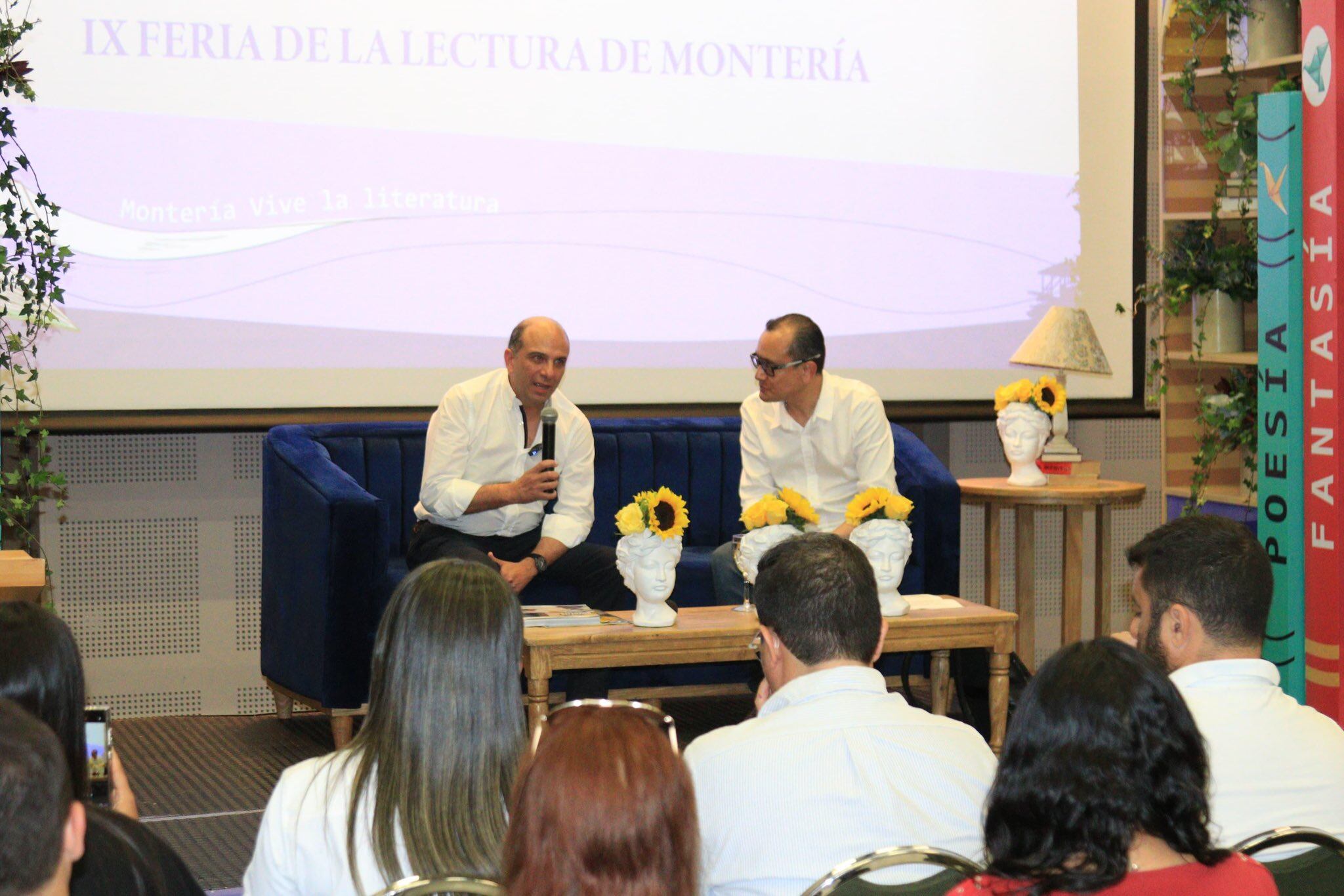 Carlos Marín, director de 'Un Río de Libros' en diálogo con el ex defensor del Pueblo, Carlos Camargo.