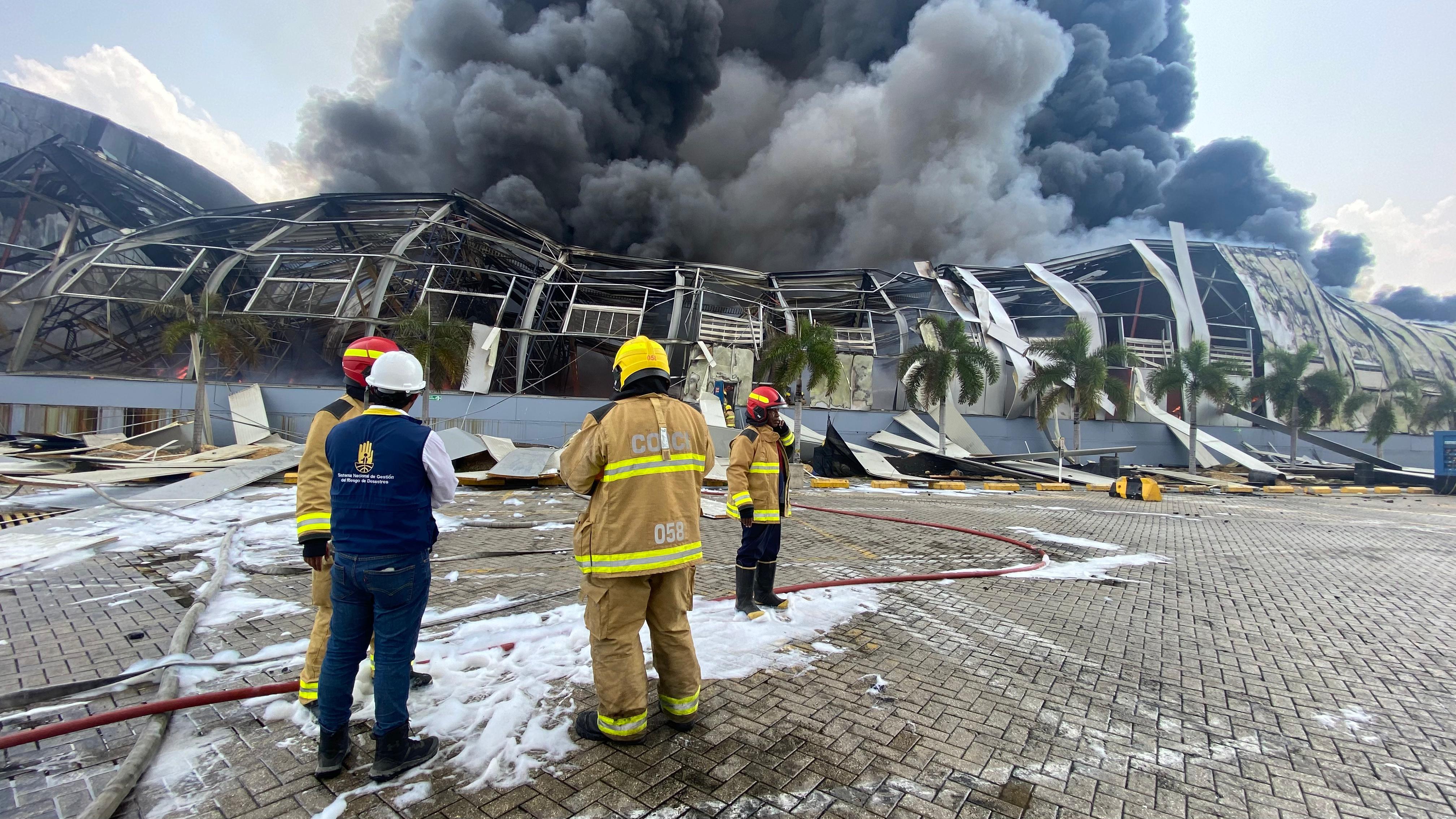 Organismos de socorro aseguran zona cercana al incendio de Contecar