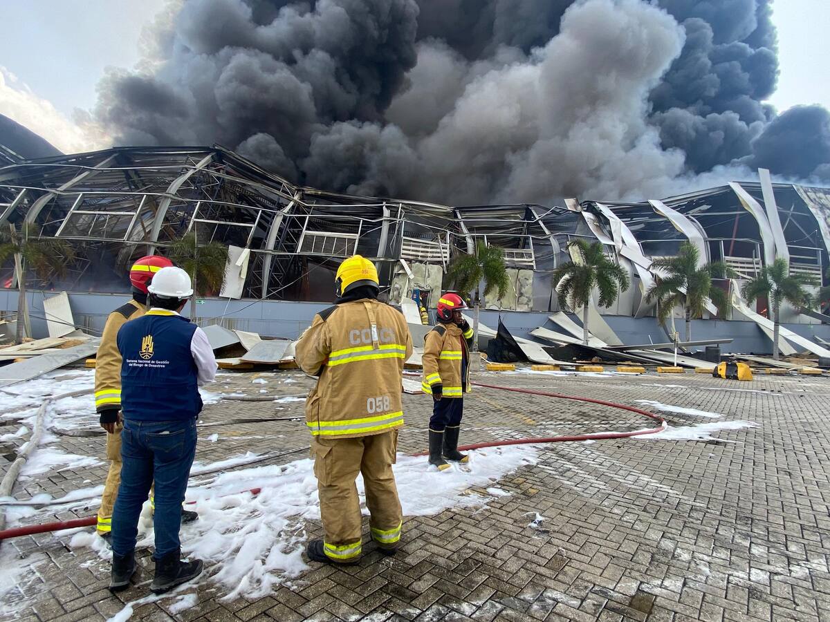 Organismos de socorro aseguran zona cercana al incendio de Contecar