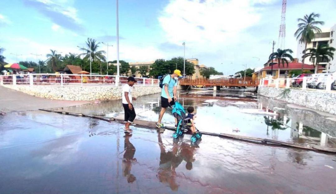 Aguas de alcantarilla en la Bahía de Santa Marta