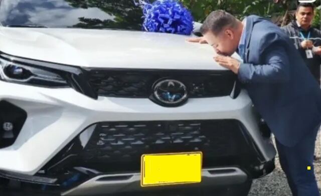 Personero de Medellín pidió perdón por foto en la que posa con una camioneta de la entidad. Foto: Suministrada.