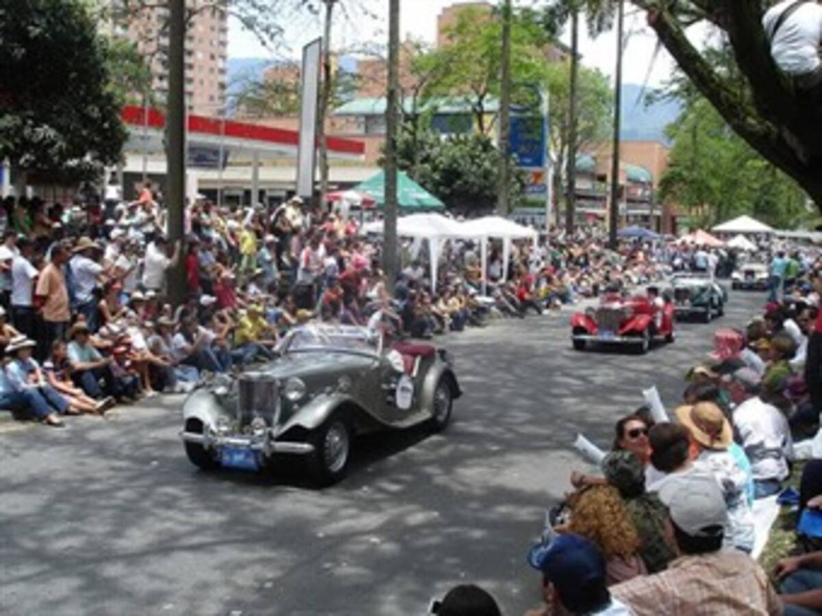 Espectacular el desfile de autos clásicos y antiguos en la Feria de las Flores