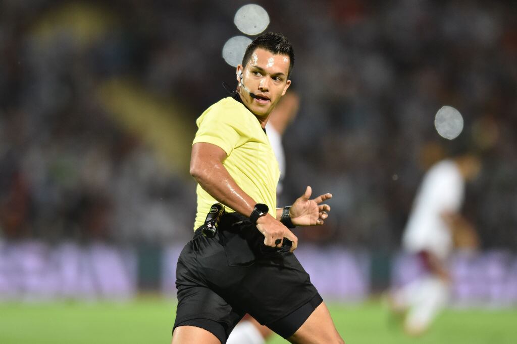 Nicolas Gallo, árbitro colombiano que estará en el Mundial Qatar 2022 en funciones del VAR (Photo by Amilcar Orfali/Getty Images)