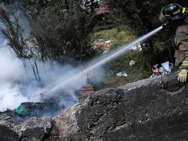 Bomberos atienden un incendio en el sur de Bogotá