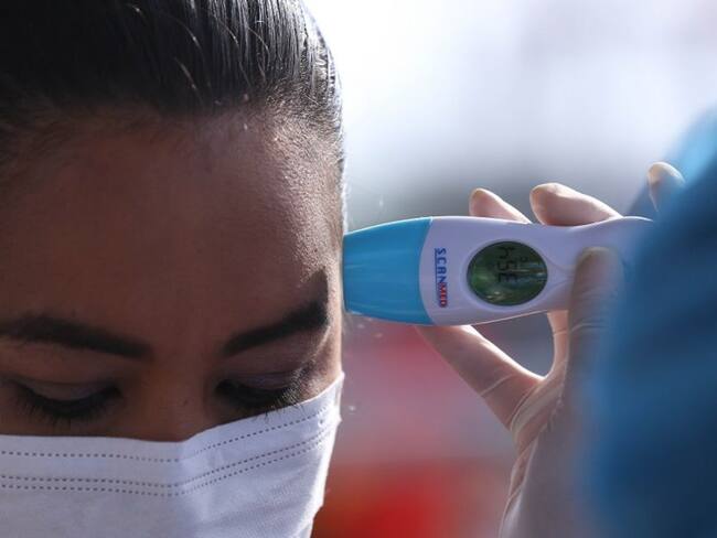 Médico advierte que la fiebre ya no es el síntoma principal del COVID-19