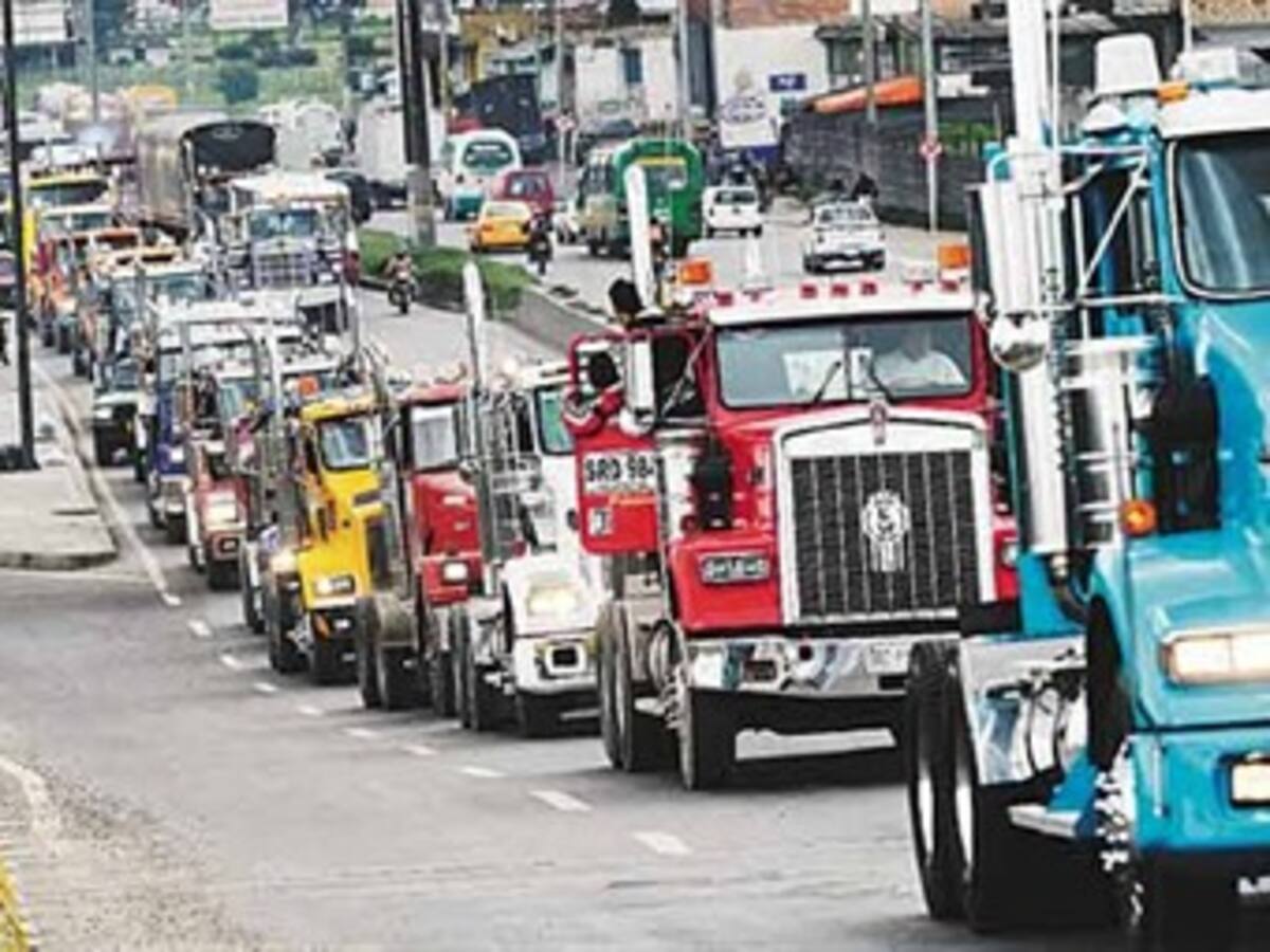 Camioneros anuncian protesta ante eventual incremento en el precio de los combustibles
