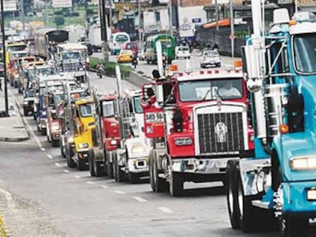 Camioneros anuncian protesta ante eventual incremento en el precio de los combustibles