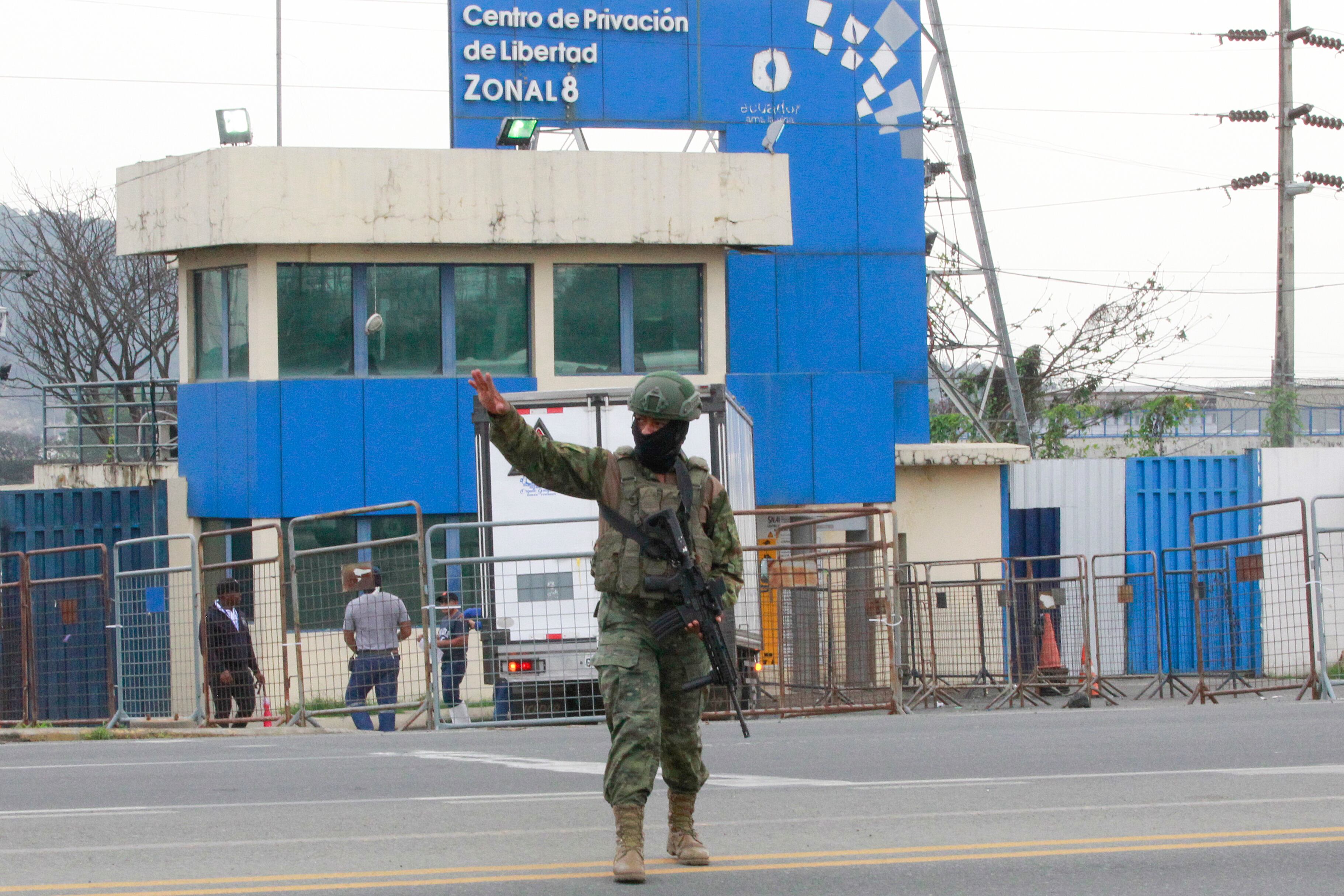ACOMPAÑA CRÓNICA: ECUADOR CONFLICTO AMDEP4281. GUAYAQUIL (ECUADOR), 13/01/2024.- Un soldado ecuatoriano vigila afuera del Centro de Privación de Libertad Zonal 8, el 12 de enero de 2023, en Guayaquil (Ecuador). La crisis carcelaria en Ecuador parece no tener fin luego de que la noche de este viernes se escaparan seis reclusos de la Penitenciaría del Litoral, la cárcel más grande y poblada del país, aledaña a la Cárcel Regional de Guayaquil, de donde huyó, al parecer el fin de semana pasado, José Adolfo Macías Villamar, alias 'Fito', líder de la organización criminal 'Los Choneros'. EFE/ Carlos Durán Araújo