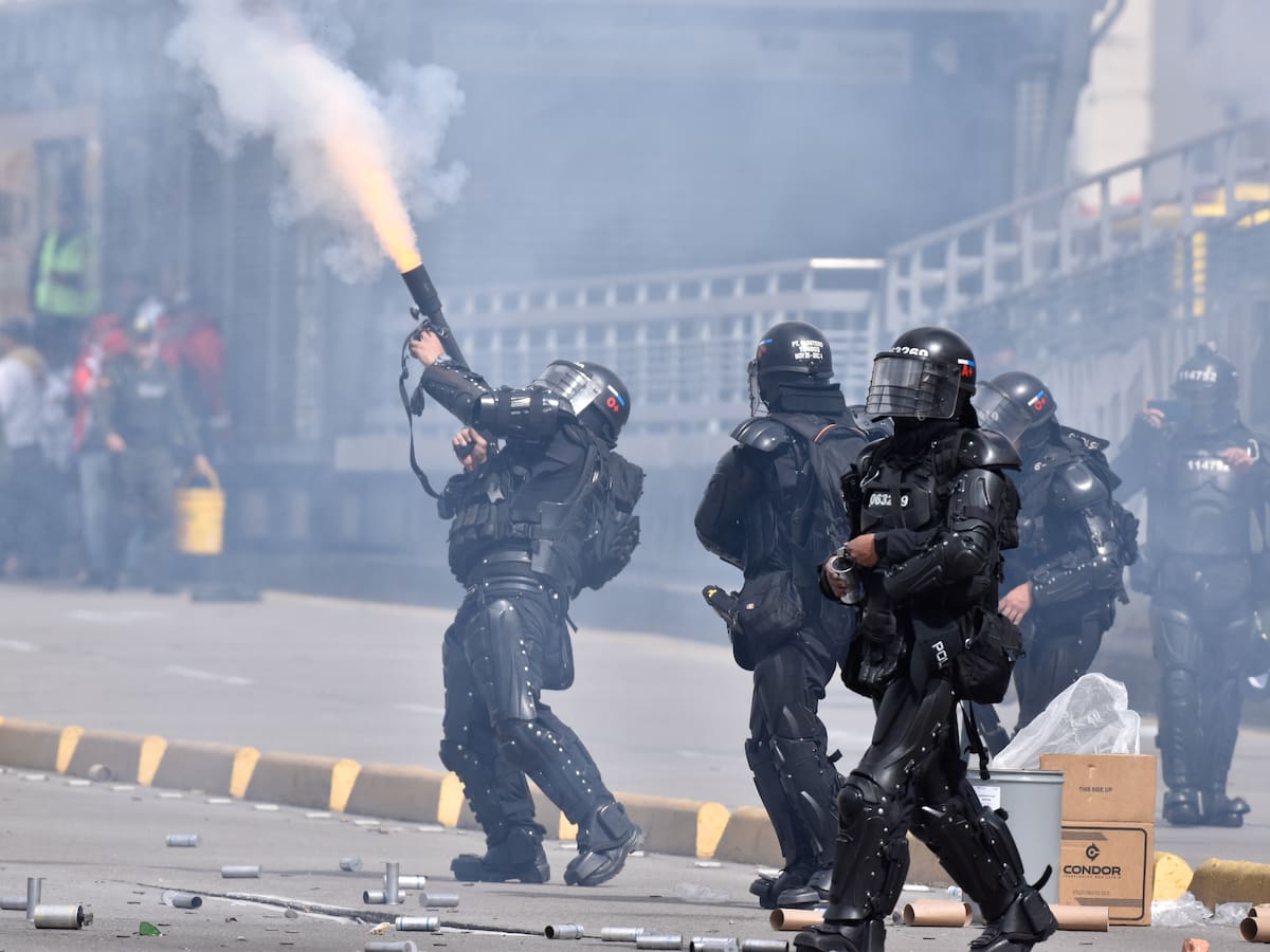 VIDEO | Disturbios en Bogotá entre UNDMO y encapuchados en inmediaciones de U. Pedagógica