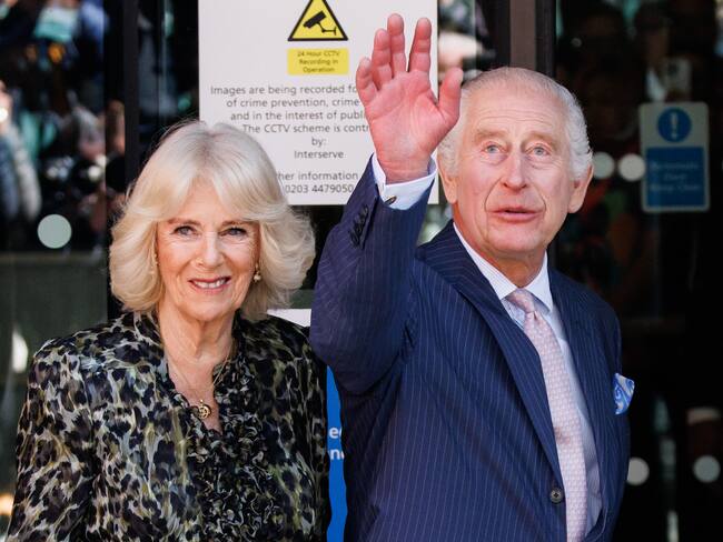 -FOTODELDIA- LONDRES, 30/04/2024.- El rey Carlos III y su esposa, Camila, visitan este martes un centro hospitalario y de investigación contra el cáncer en Londres en el primer compromiso público del monarca desde que el pasado febrero se anunció que estaba en tratamiento oncológico. Aunque este es su primer acto oficial fuera de palacio, el rey de 75 años fue visto al asistir a sendos servicios religiosos en febrero y durante la pasada Semana Santa y ha mantenido en este tiempo sus labores de despacho.EFE/ Tolga Akmen