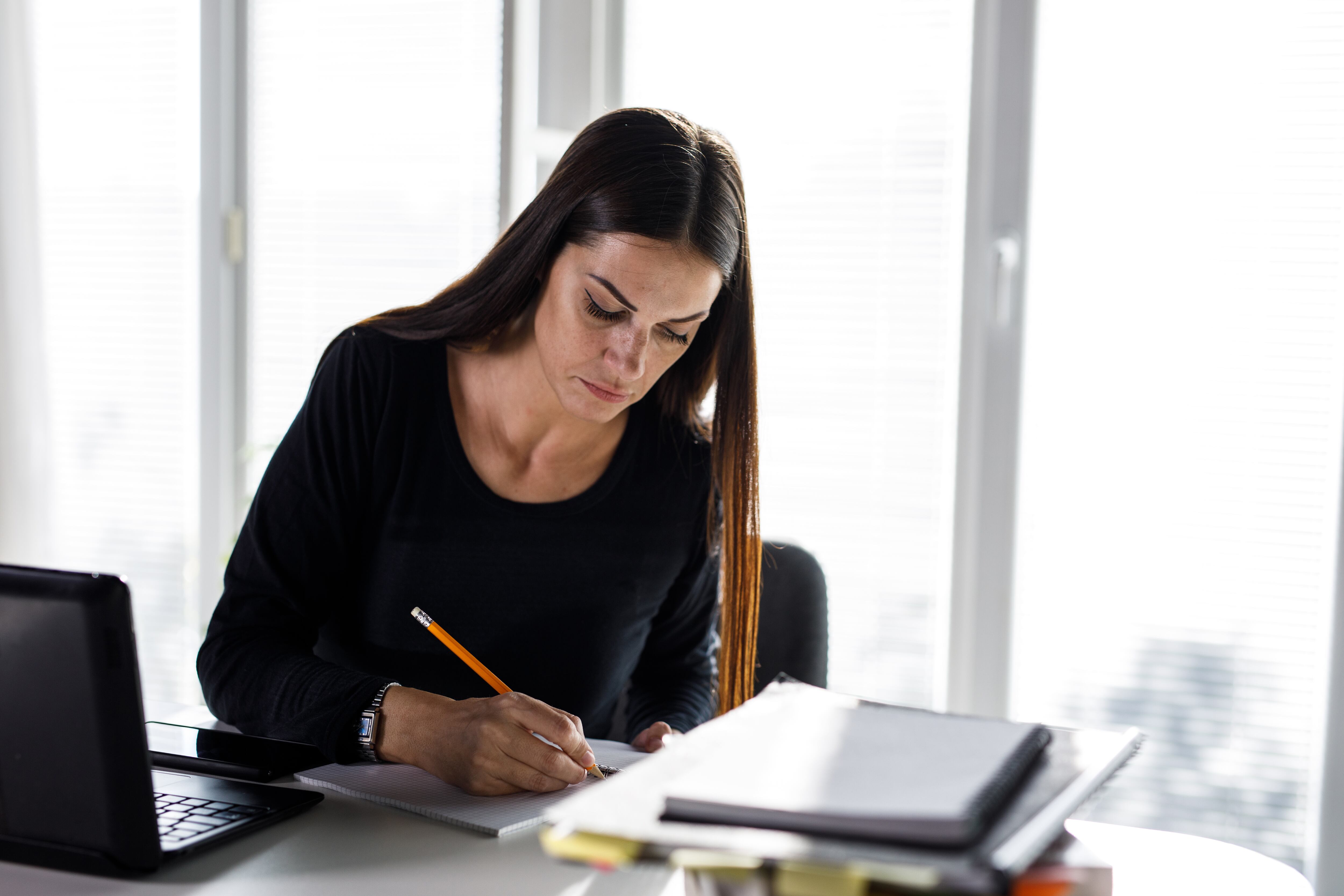 Mujer empresaria estudiando virtual / Foto: GettyImages