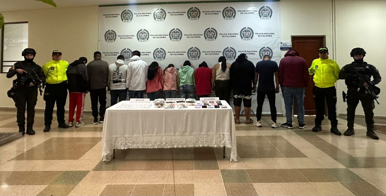 En el centro las cinco mujeres capturadas en el Quindío. Foto: Cortesía Policía, Quindío