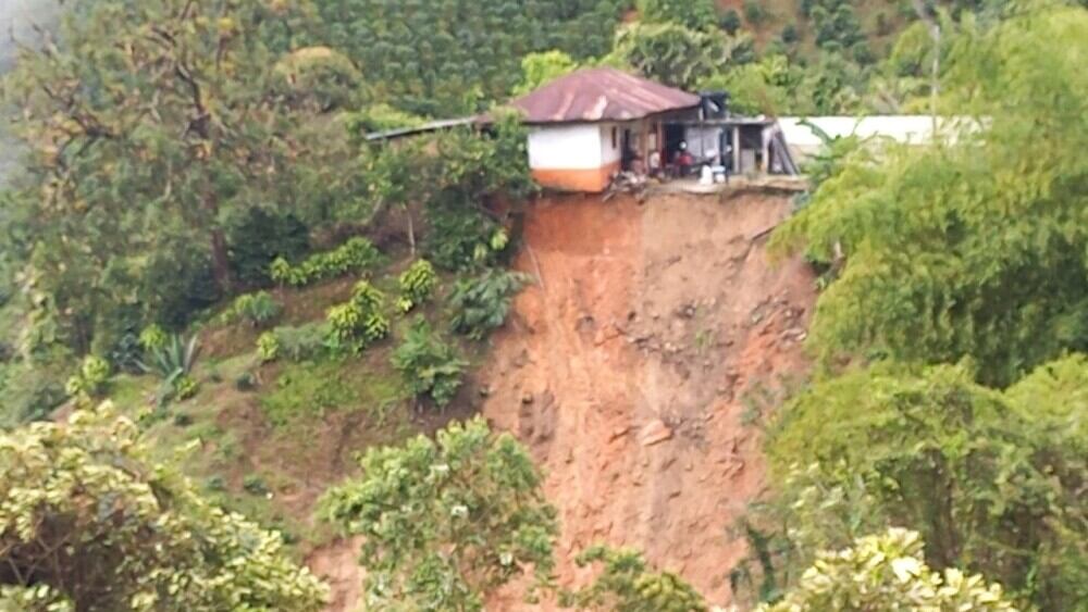 De acuerdo con las autoridades en el departamento del Huila, las lluvias han generado deslizamientos de tierra, afectando directamente la malla vial.
