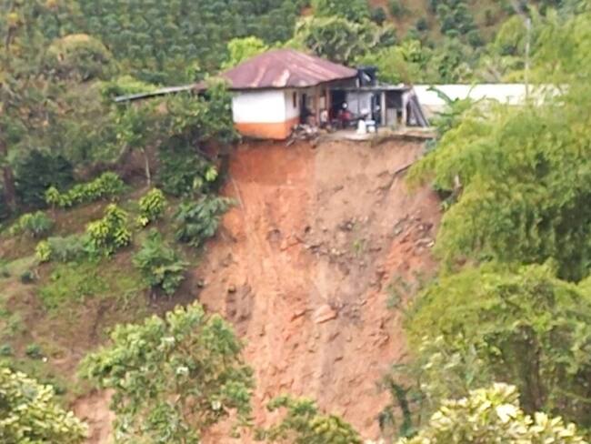 De acuerdo con las autoridades en el departamento del Huila, las lluvias han generado deslizamientos de tierra, afectando directamente la malla vial.