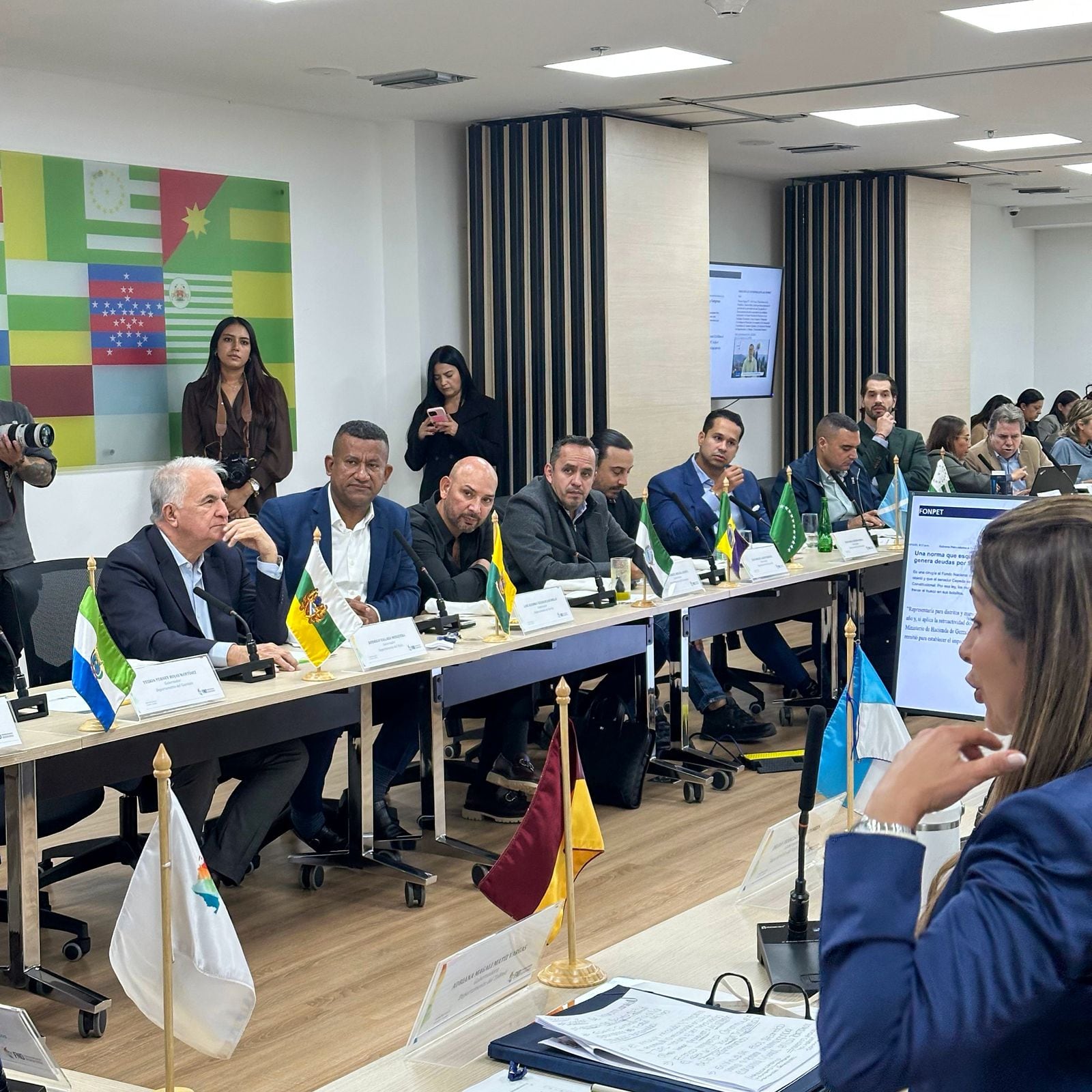 Gobernadores del país se reunieron en Bogotá en el marco de la Federación Nacional de Departamentos para analizar el decreto de emergencia económica.