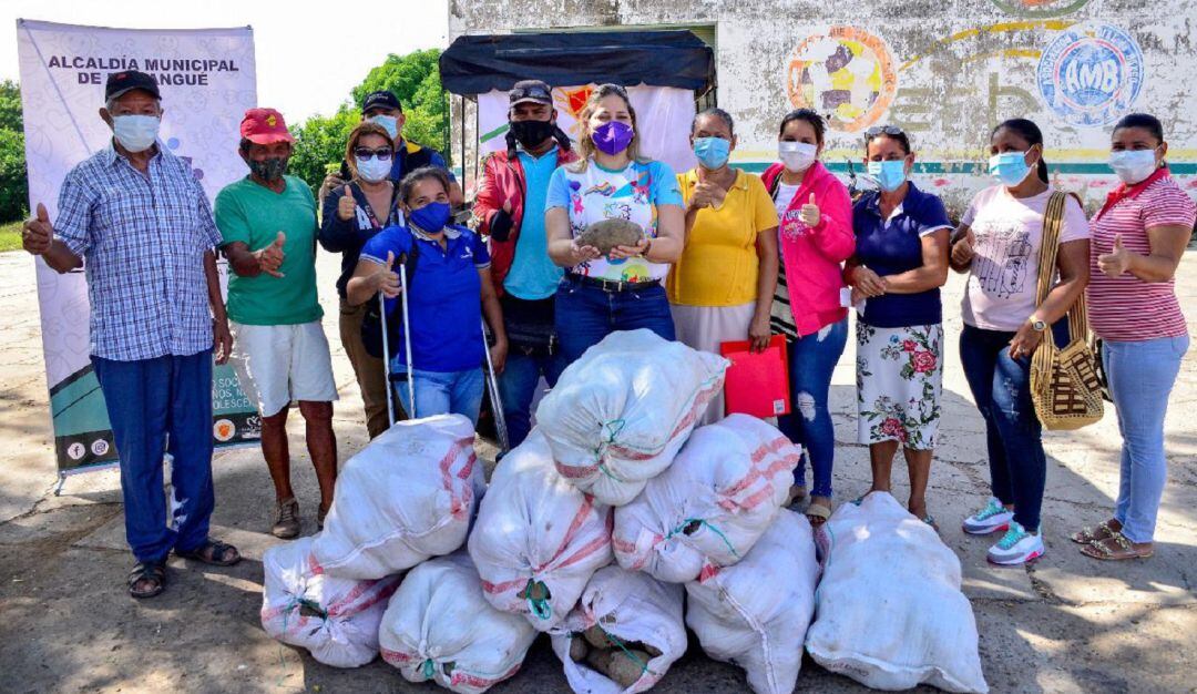 La Alcaldía del municipio realizó un ‘ñametón’ donde le entregaron un bulto de este tubérculo a cada familia