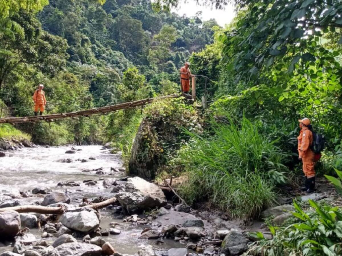 Rescatan cuerpo de un adulto mayor a orillas del río Chamberi en Salamina