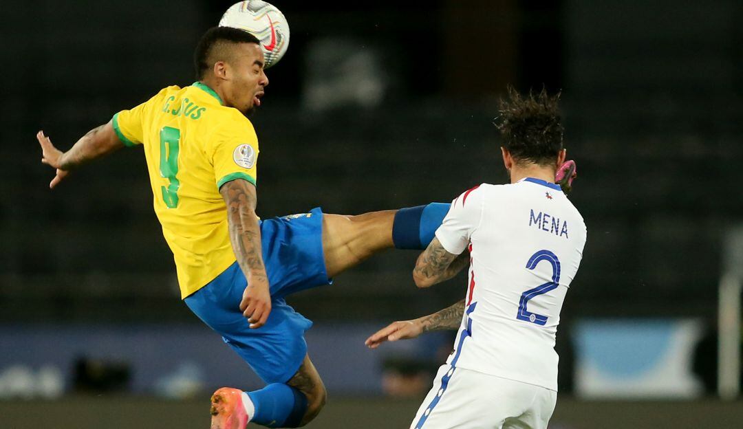Gabriel Jesus no podrá disputar la final de la Copa América tras su patada en la cara a Eugenio Mena.