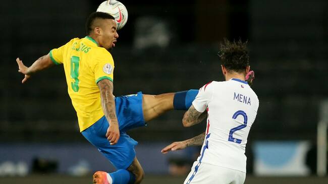 Gabriel Jesus no podrá disputar la final de la Copa América tras su patada en la cara a Eugenio Mena.