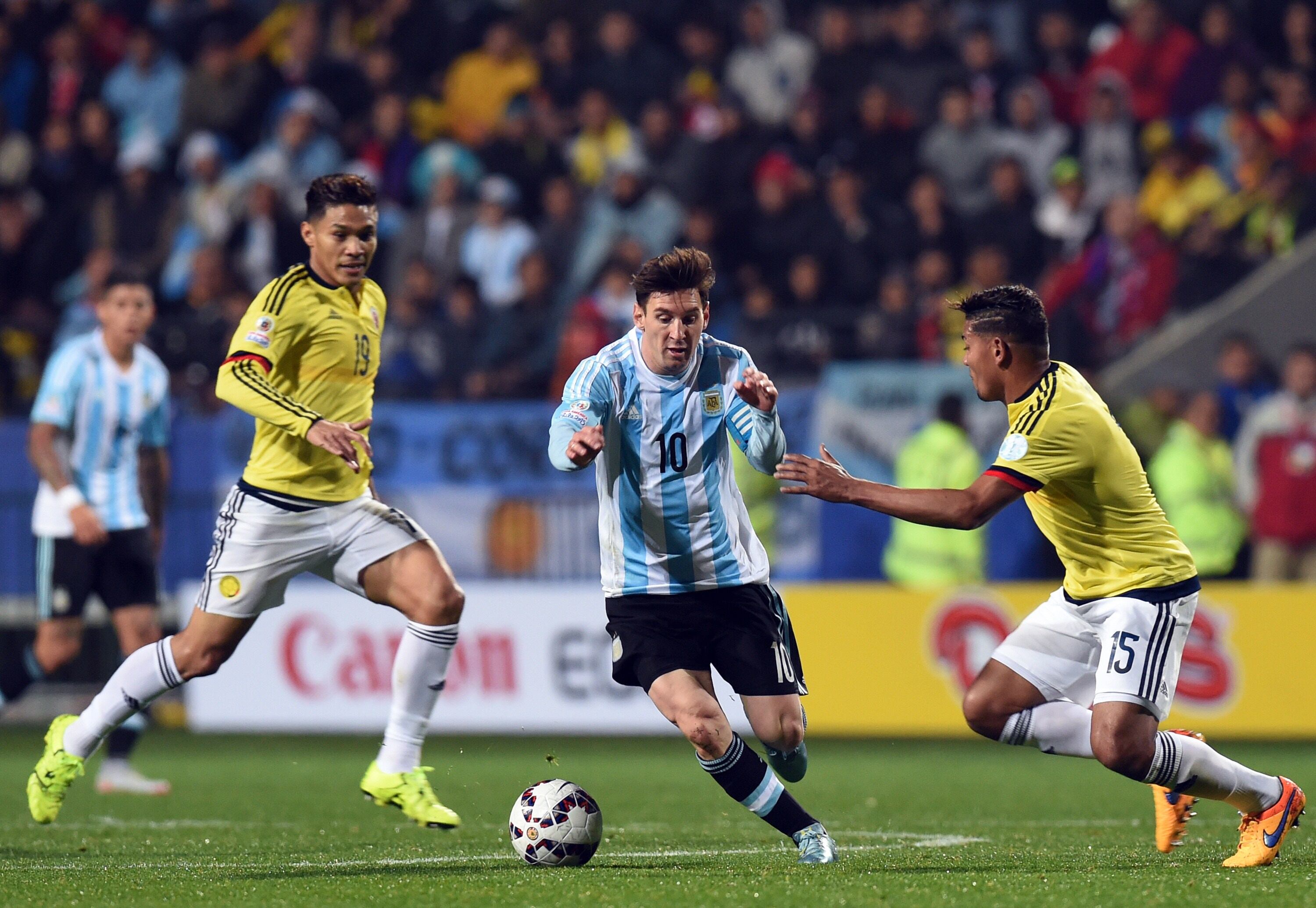 Teófilo Gutiérrez y Lionel Messi se enfrentan en la Copa América del 2015. (Photo credit should read PABLO PORCIUNCULA/AFP via Getty Images)