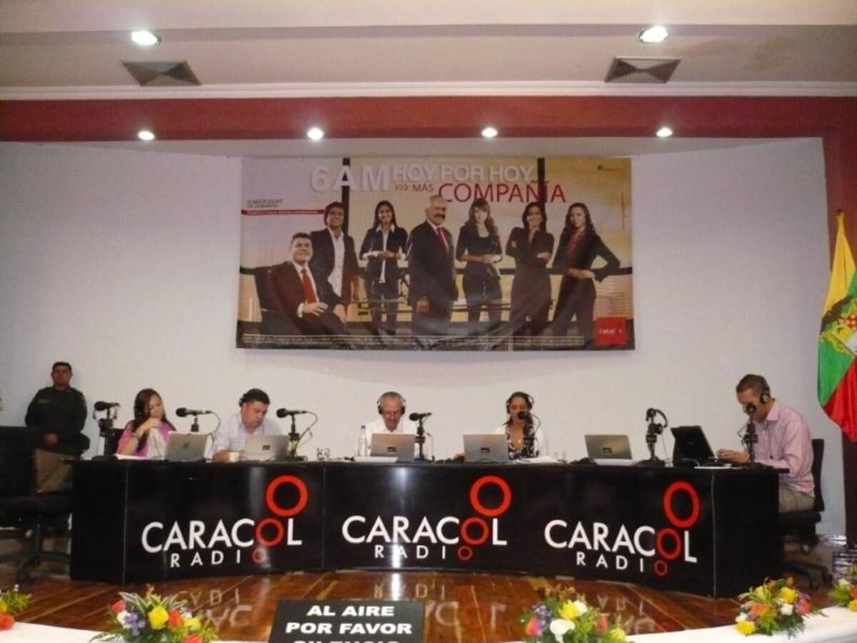 Darío Arizmendi y su equipo desde la heroica, mostrando lo mejor de la ciudad y sus gentes. Foto: Caracol Radio.