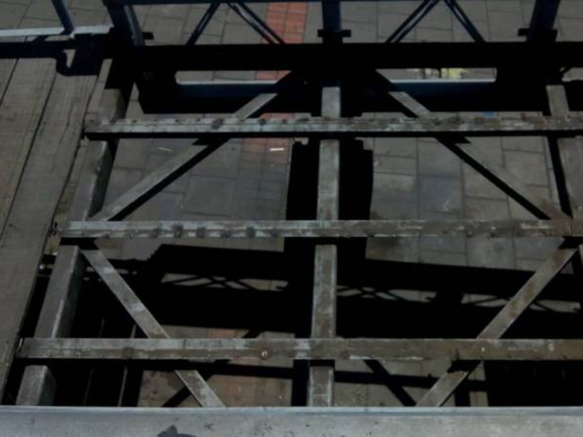 Por cuarta vez robaron láminas de un puente peatonal en Bogotá