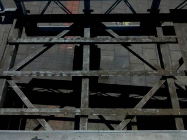 Por cuarta vez robaron láminas de un puente peatonal en Bogotá