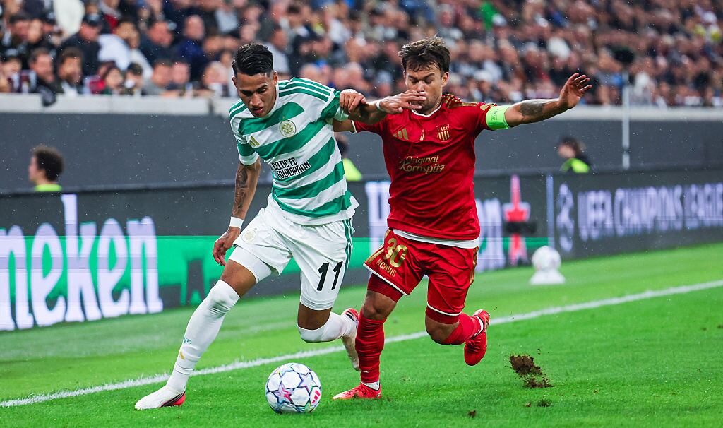 El colombiano Camilo Durán en un duelo con un jugador del LASK Linz / Getty Images