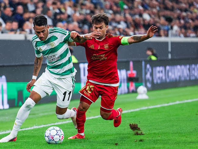 El colombiano Camilo Durán en un duelo con un jugador del LASK Linz / Getty Images