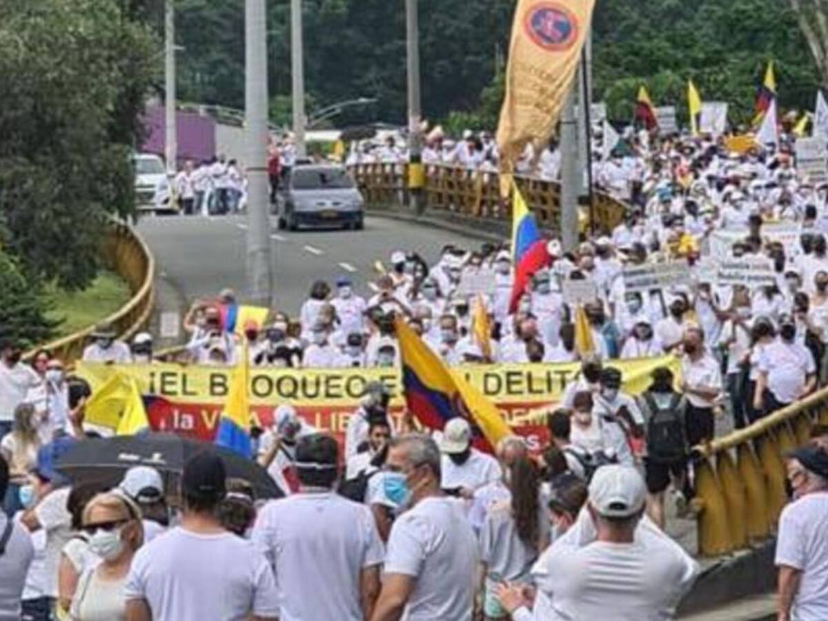 Multitudinaria marcha en contra de los bloqueos y la violencia en Medellín