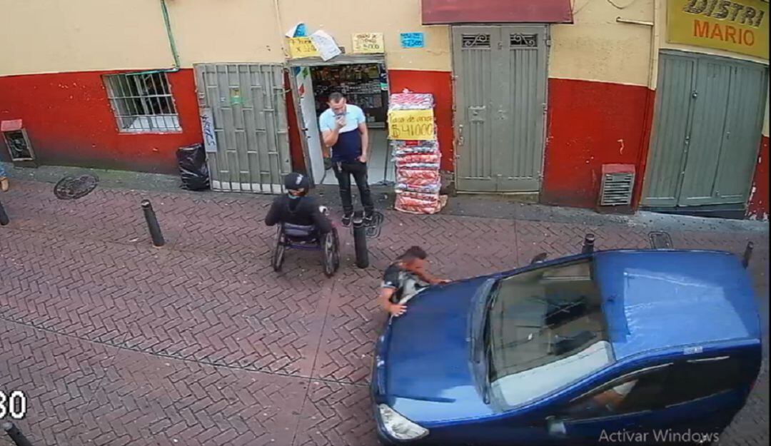 Momento en que el afectado es impactado por el vehículo