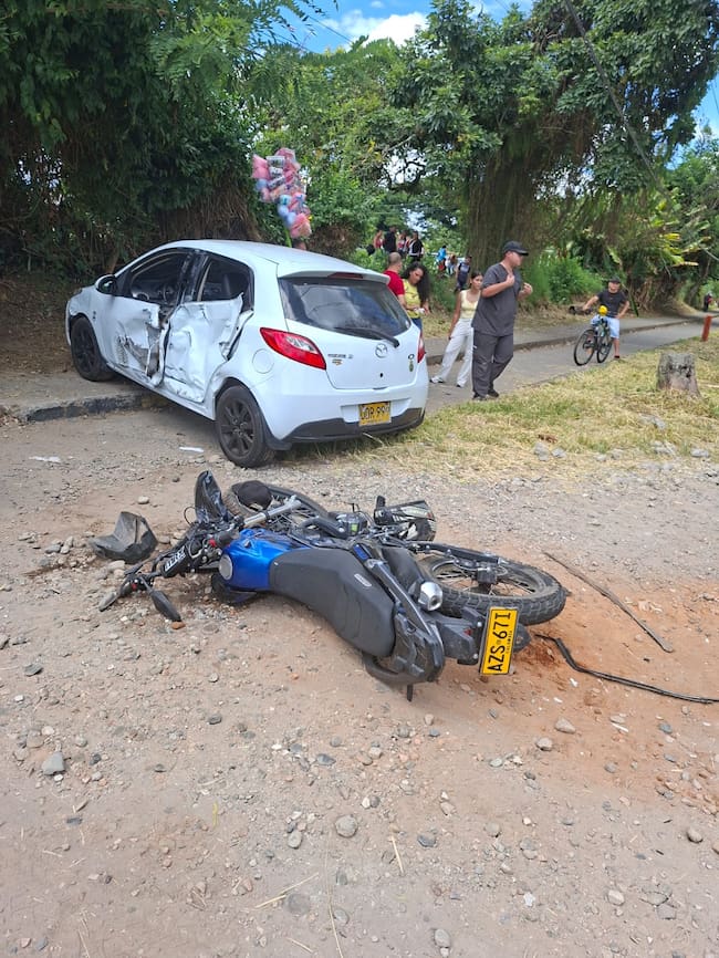 Choque entre moto y carro en la vía Aeropuerto El Edén y La Tebaida en Quindío. Foto: Cortesía ciudadanos