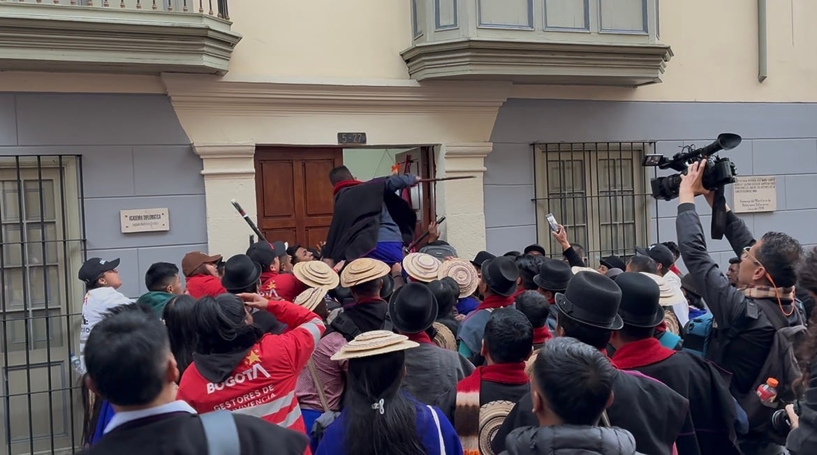 Minga Indígena intentó ingresar a la fuerza a la Cancillería en Bogotá