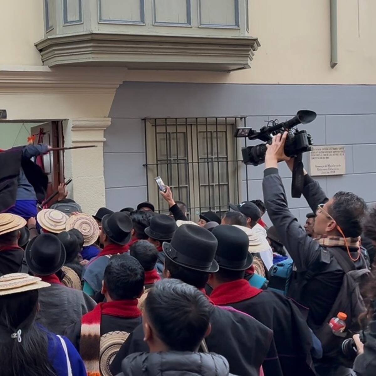 Minga indígena intentó ingresar a la fuerza a la Cancillería en Bogotá