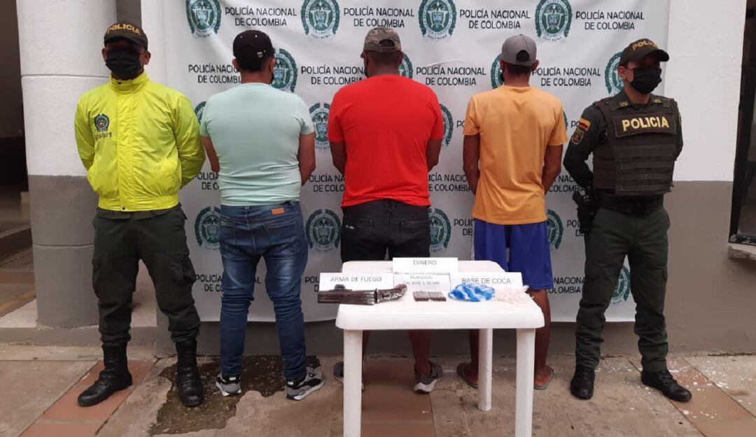 Las autoridades investigan si serían presuntos integrantes del Clan del Golfo porque tenían un panfleto alusivo a esta organización