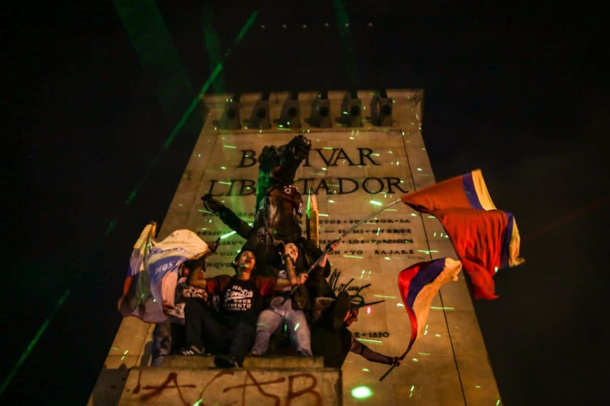 Las protestas en Colombia se masificaron dejando postales históricas en el Monumento de los Héroes en Bogotá. Meses después, este lugar fue modificado para la futura construcción del metro. 