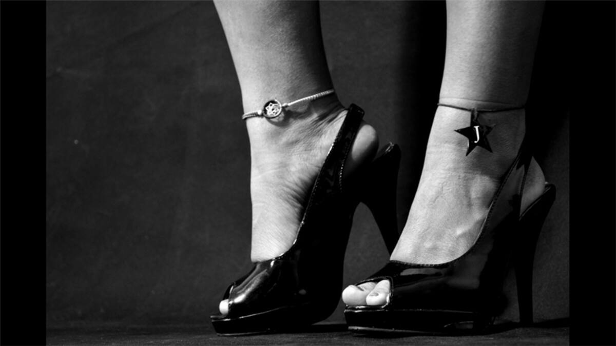 Carlos Alberto Naranjo E. nos envió esta foto: “Monumento: los Zapatos Viejos en Cartagena de Indias, Colombia, realizado en bronce por el maestro Héctor Lombana Piñeres”.