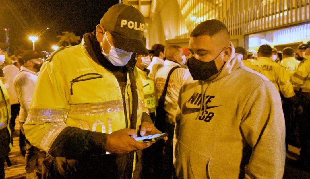 Hinchas de Nacional son individualizados por la Policía de Bogotá al terminar el juego ante Santa Fe en El Campín.