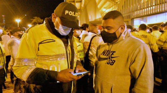 Hinchas de Nacional son individualizados por la Policía de Bogotá al terminar el juego ante Santa Fe en El Campín.