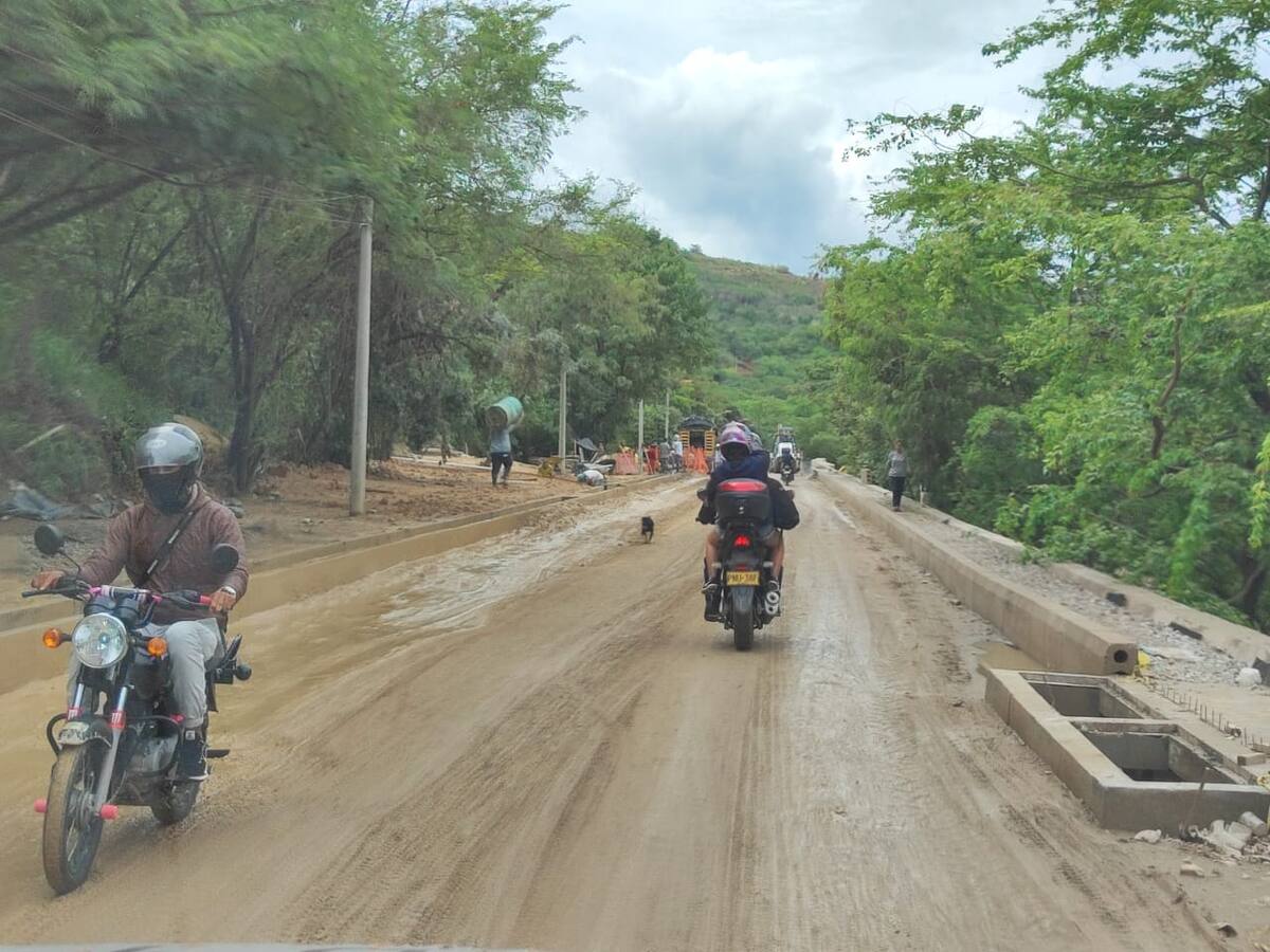 Obra de pavimentación sobre la vía Girón - Zapatoca se convirtió en un lodazal
