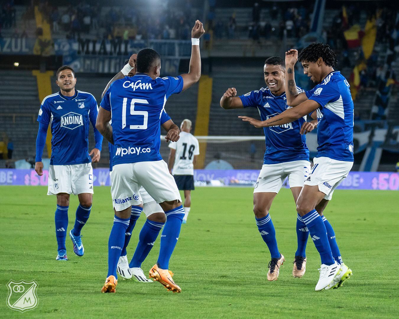 Los jugadores de Millonarios festejan el gol de Edgar Guerra / Twitter: @MillosFCOficial.
