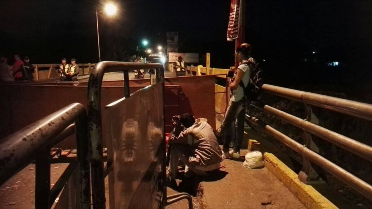 Desolación, frustración y extrañeza entre quienes llegaron al a zona esperando pasar la frontera
