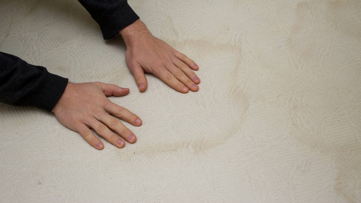 ¿Qué significan las manchas amarillas en el colchón? Elimínelas con este ingrediente común