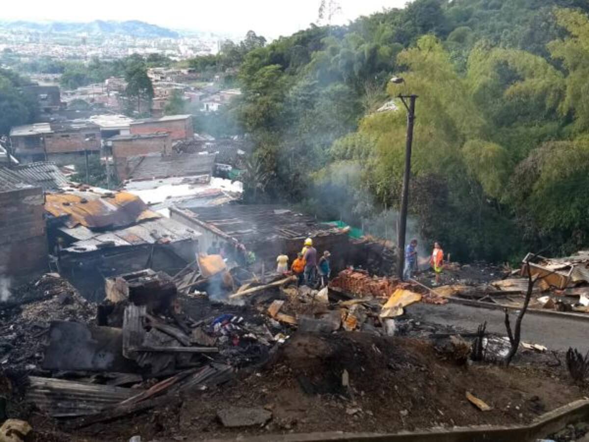 15 familias de Dosquebradas lo perdieron todo a causa de un voraz incendio