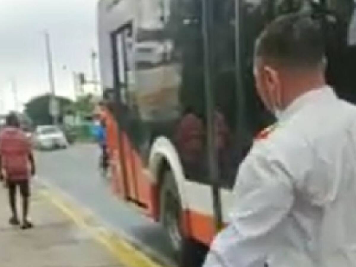 Operador de Transcaribe despidió a conductor por “bajarse del bus”