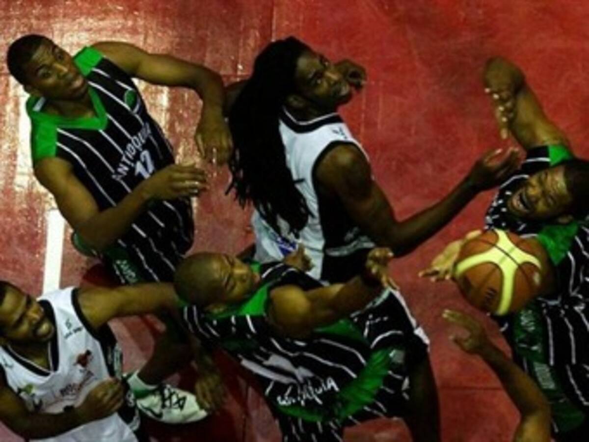 Piratas de Bogotá ganó y asumió el liderato de la liga de baloncesto