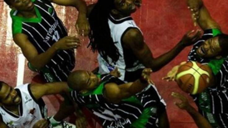 Piratas de Bogotá ganó y asumió el liderato de la liga de baloncesto