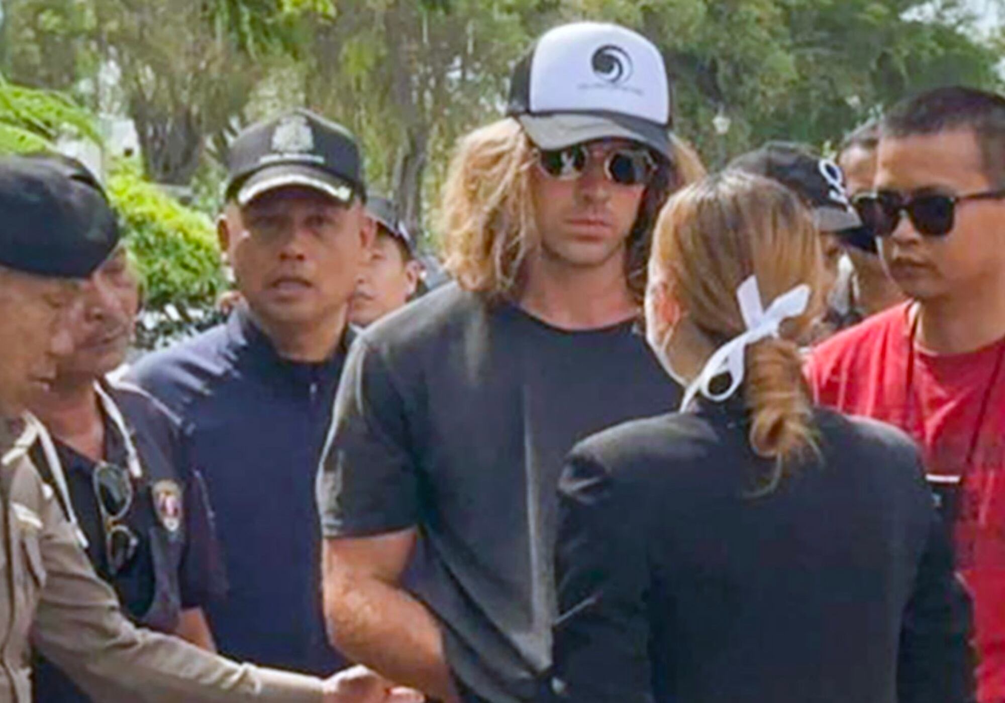 Daniel Sancho acompañado de la Policía tailandesa. (España, Tailandia) EFE/EPA/ROYAL THAI POLICE HANDOUT HANDOUT EDITORIAL USE ONLY/NO SALES